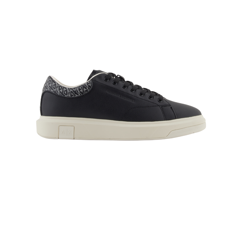 Sneakers with detail on the back