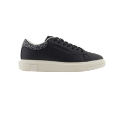 Sneakers with detail on the back