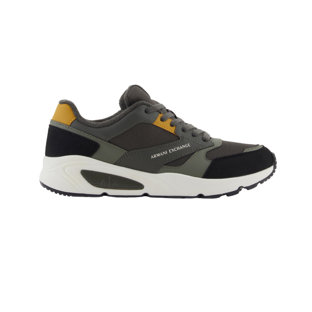 Sneakers with contrasting inserts