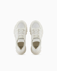 Sneakers with contrasting details