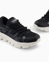 Sneakers with contrasting details