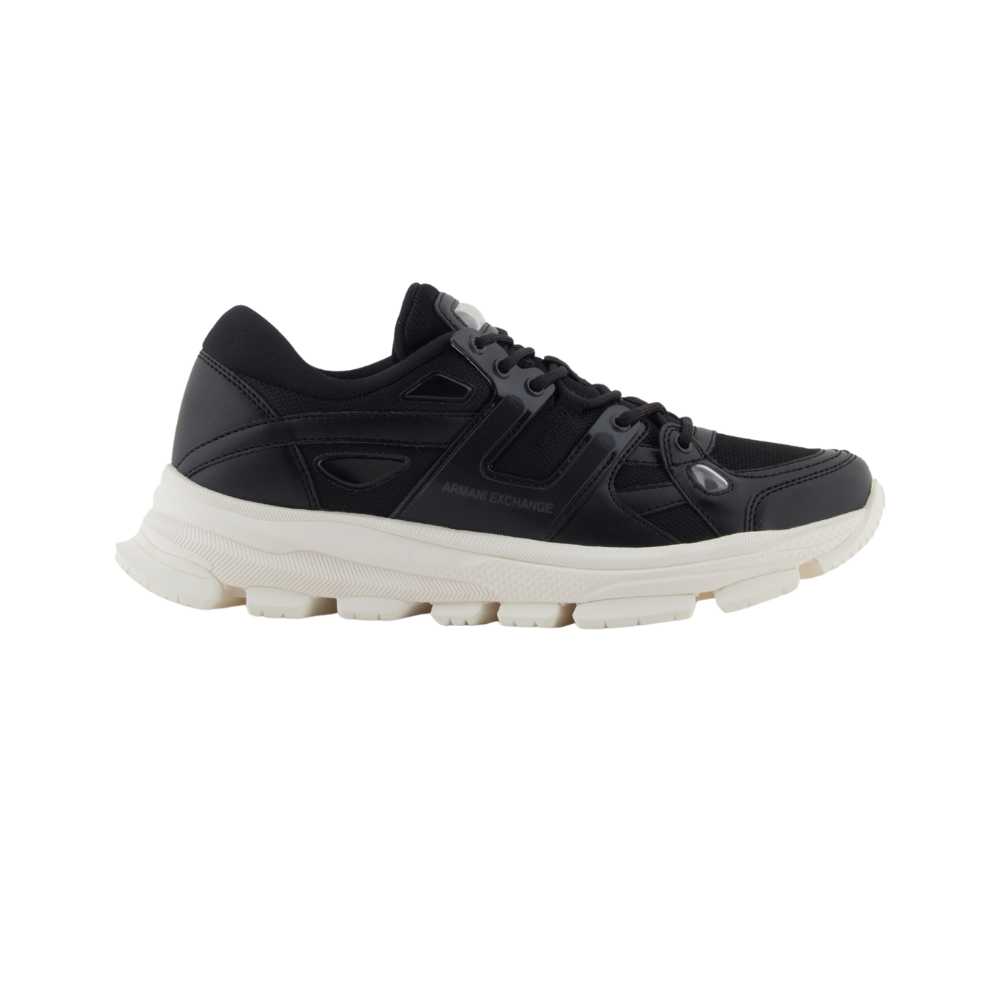 Sneakers with contrasting details