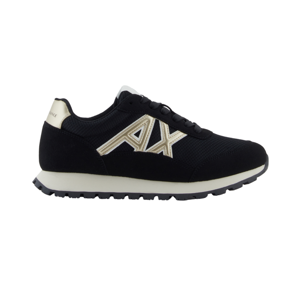 Sneakers with contrasting logo