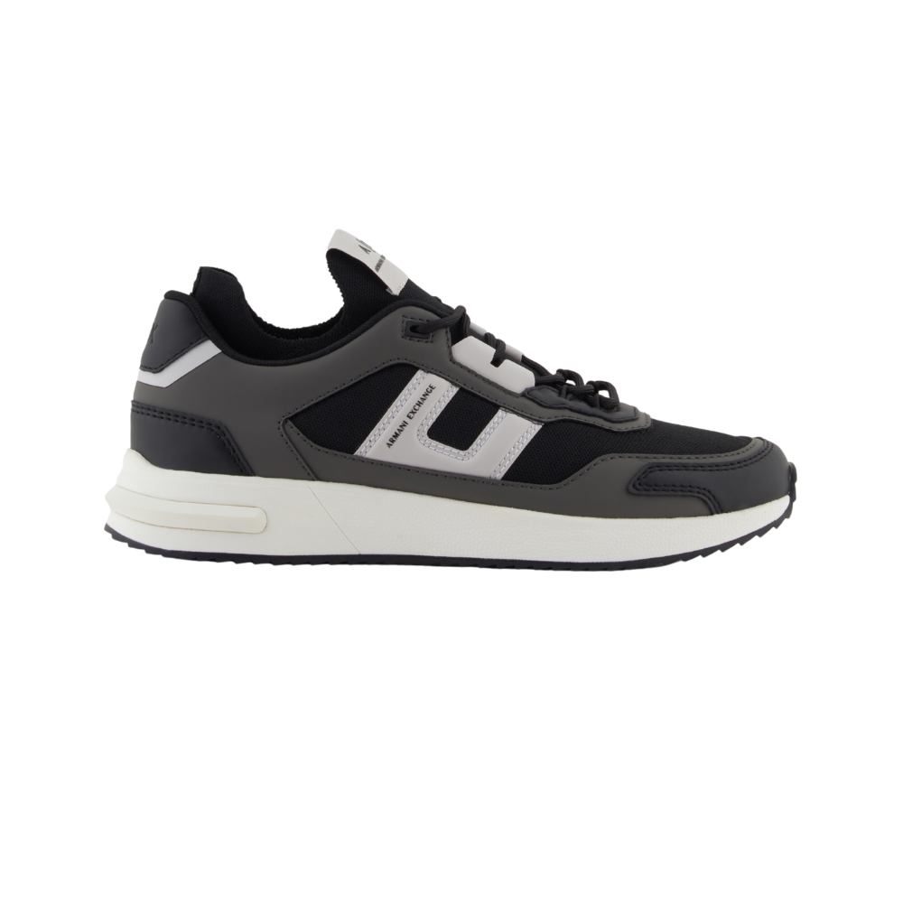 Sneakers with contrasting details