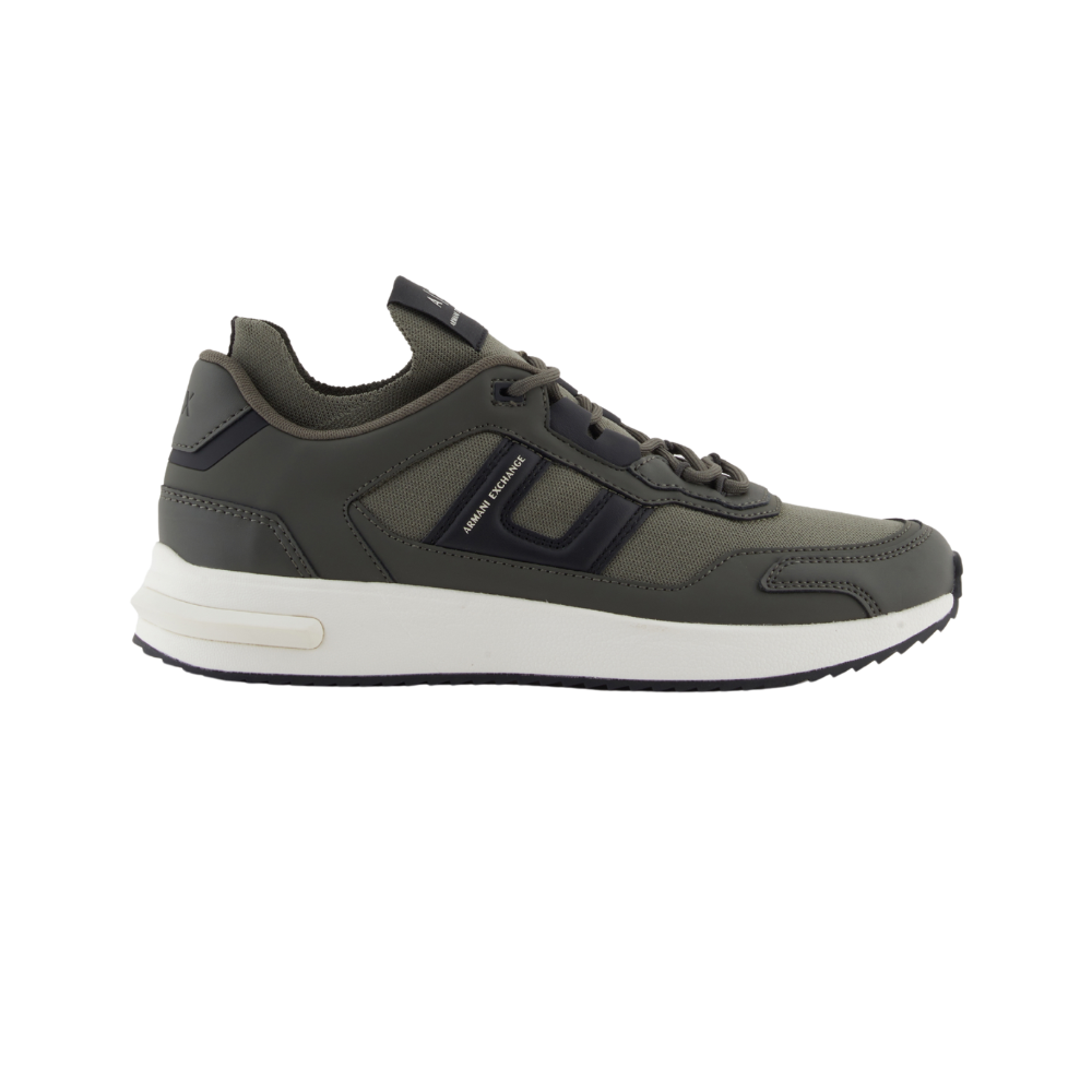 Sneakers with contrasting details