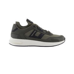 Sneakers with contrasting details