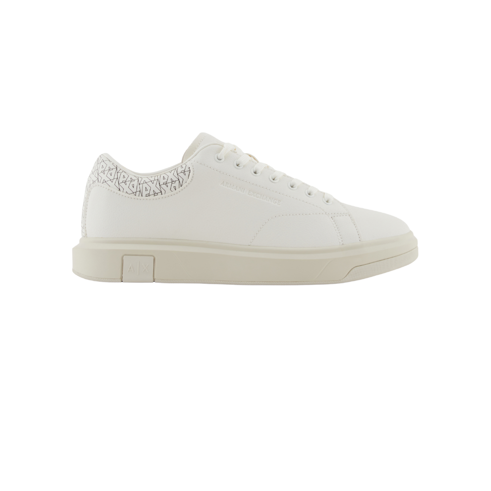 Sneakers with detail on the back