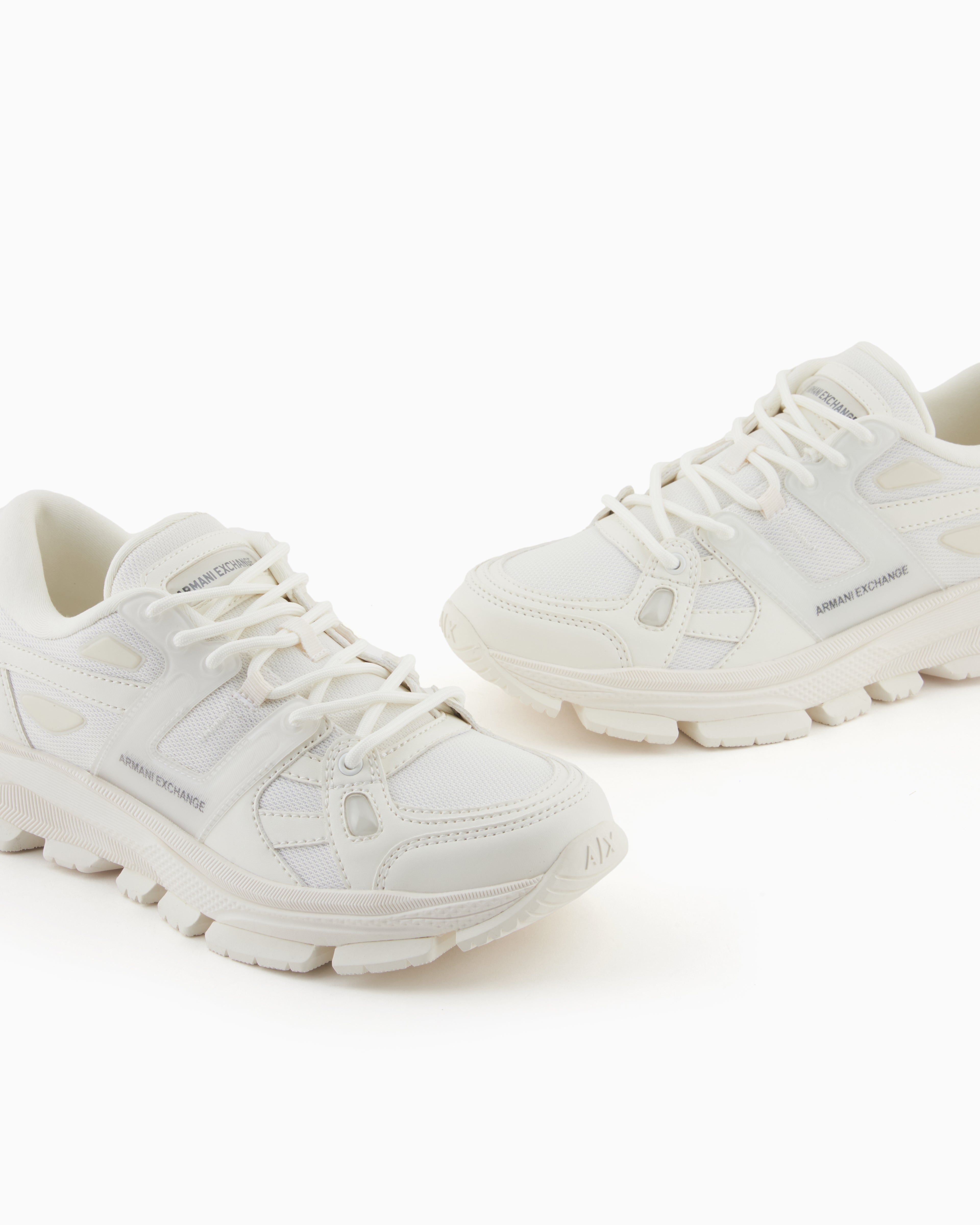 Sneakers with contrasting details