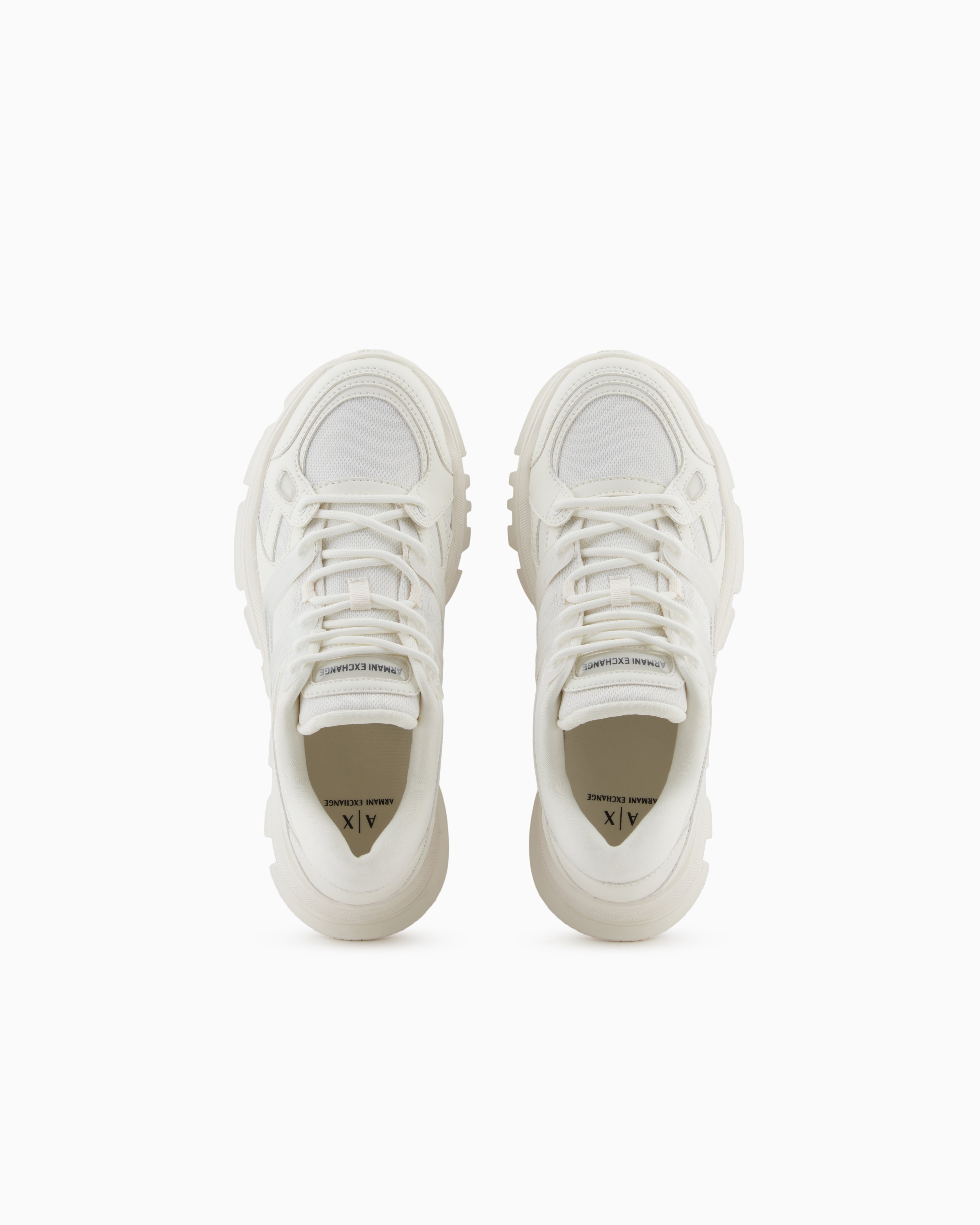 Sneakers with contrasting details