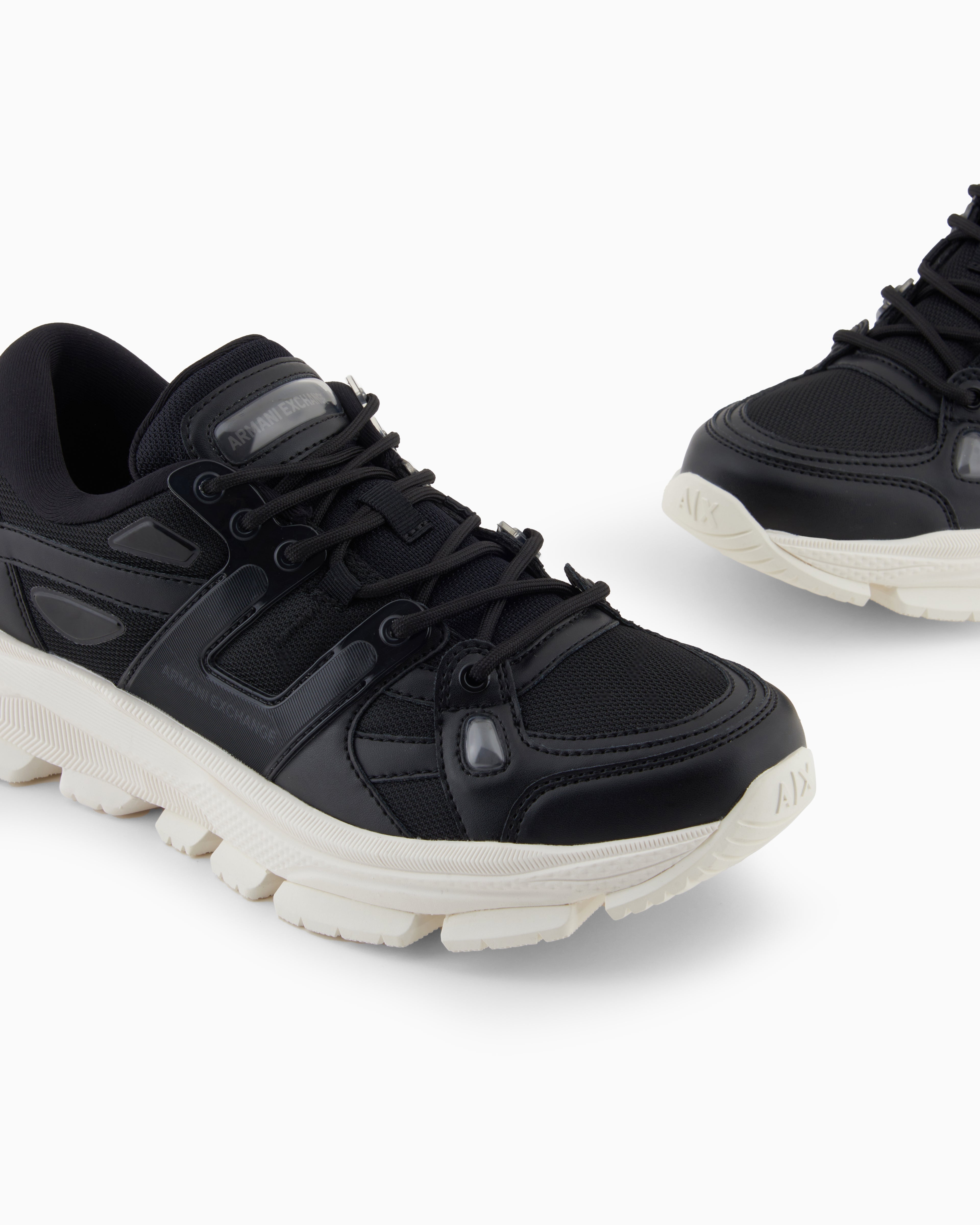 Sneakers with contrasting details