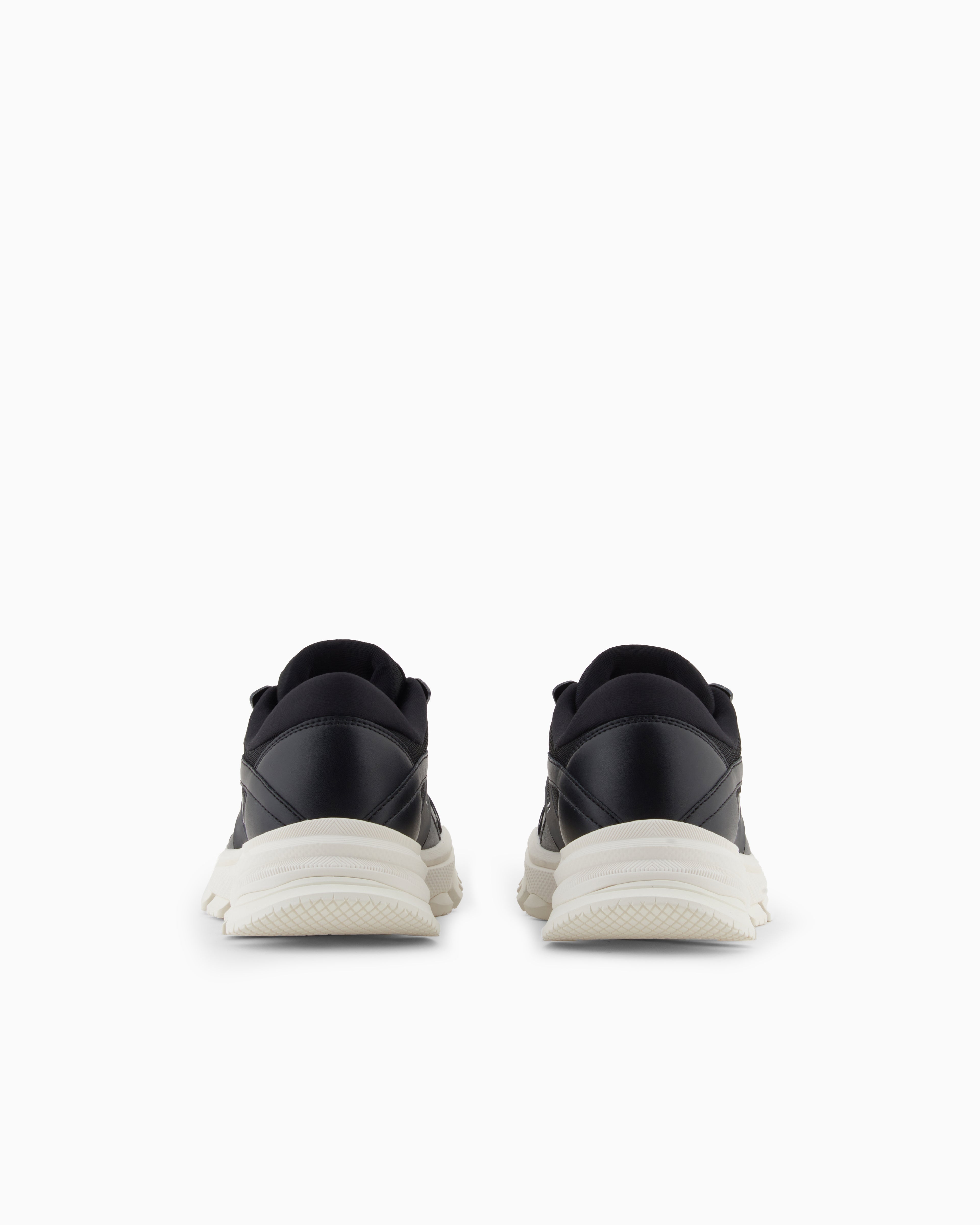 Sneakers with contrasting details