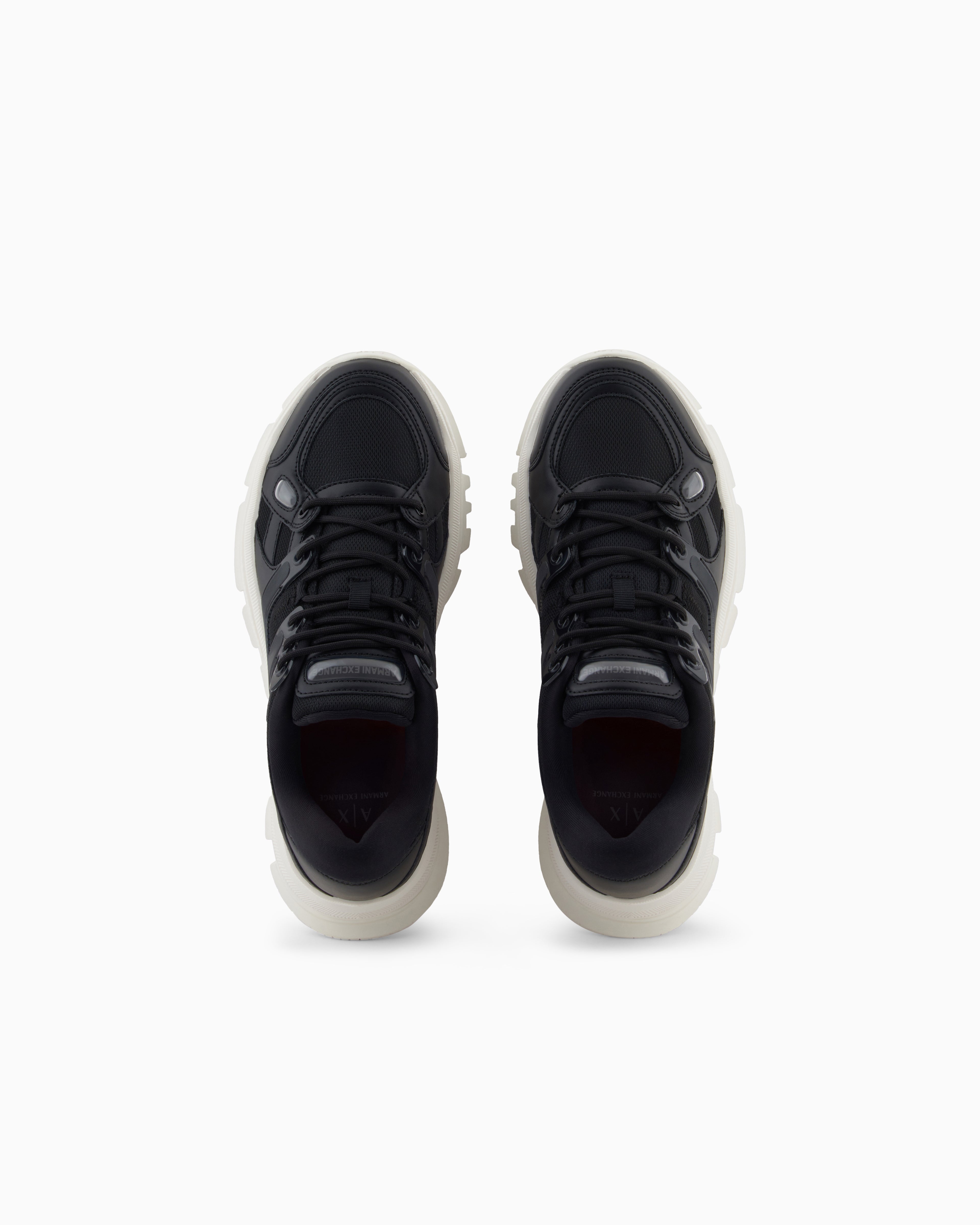 Sneakers with contrasting details