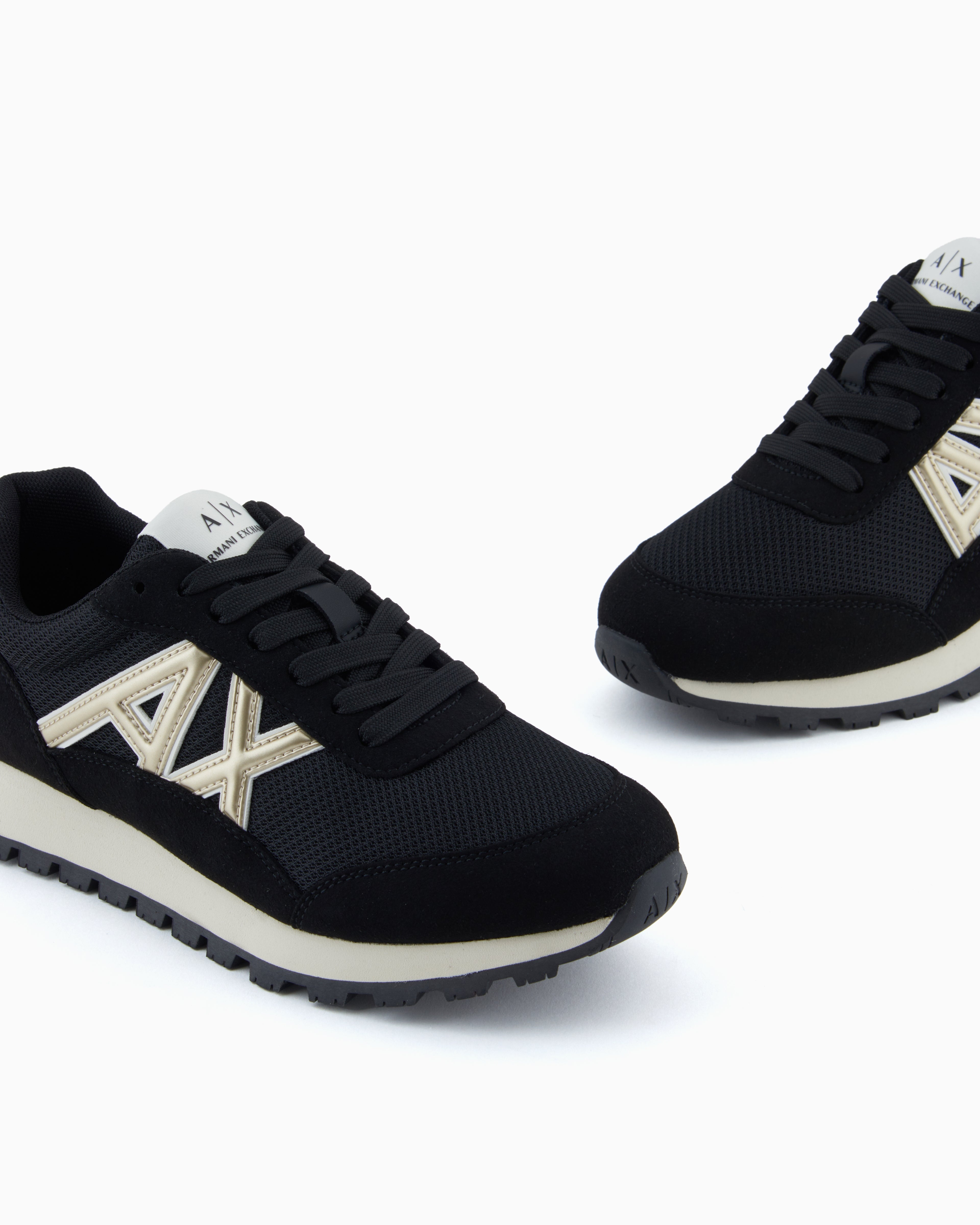 Sneakers with contrasting logo