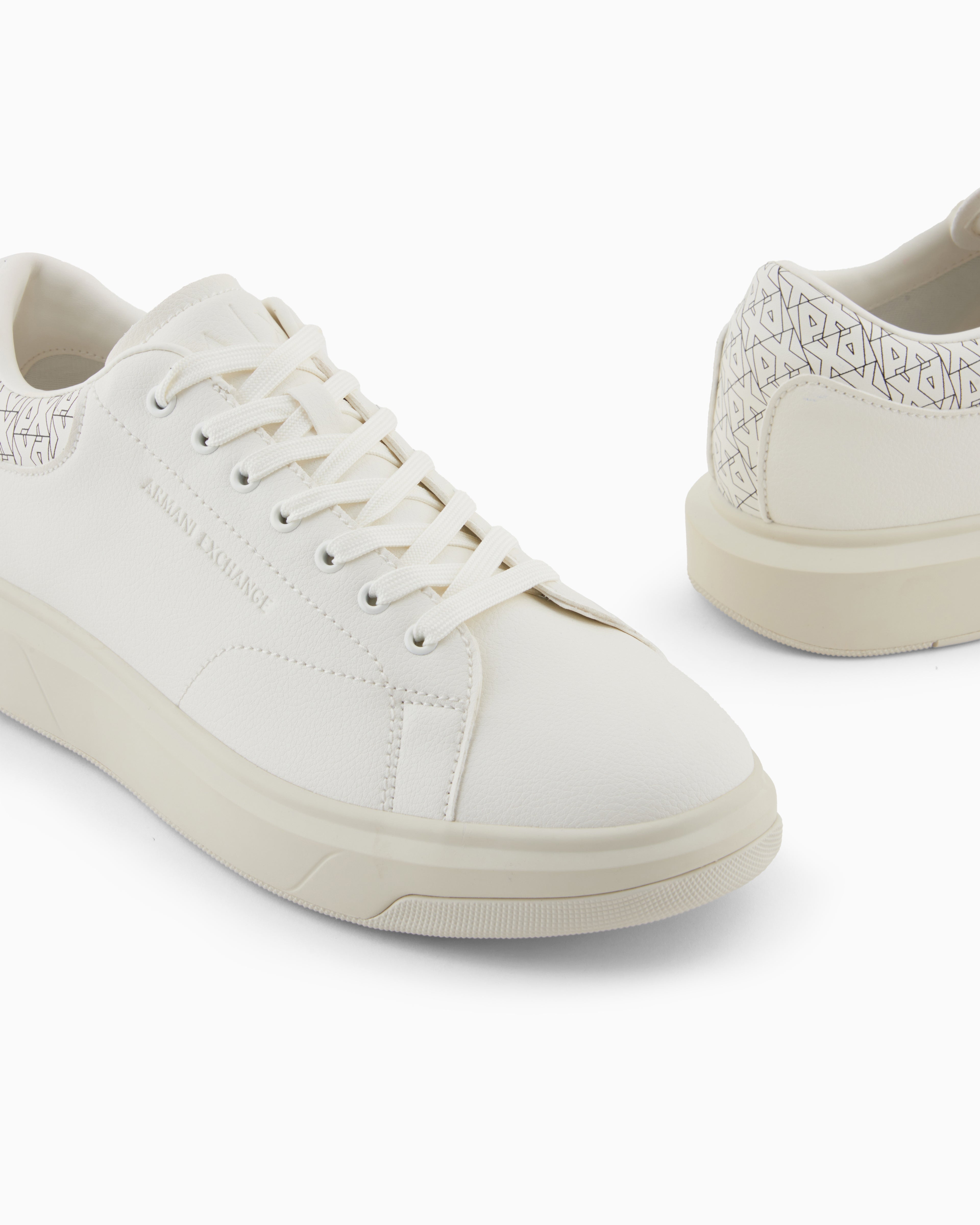 Sneakers with detail on the back