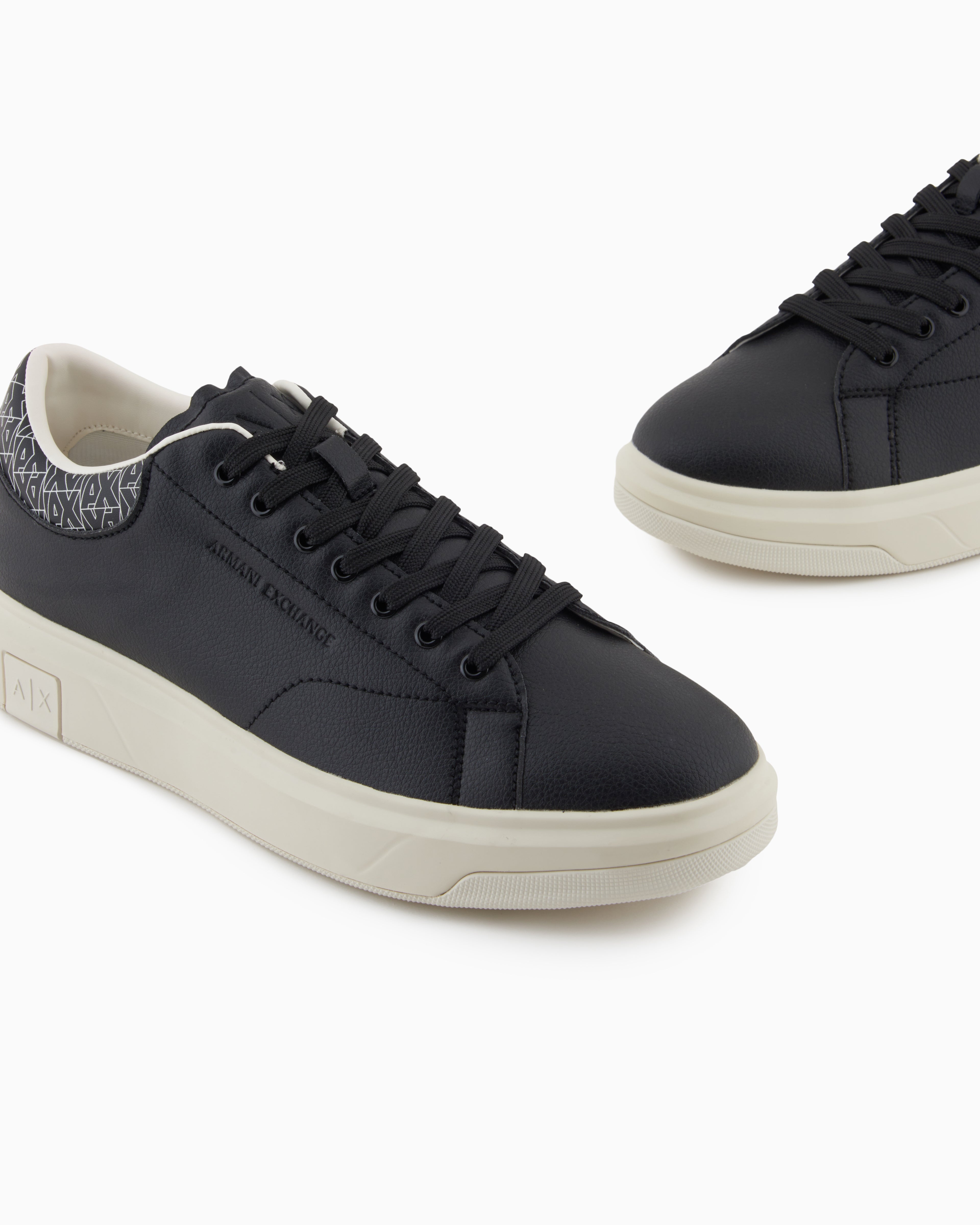 Sneakers with detail on the back