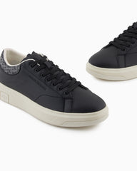 Sneakers with detail on the back